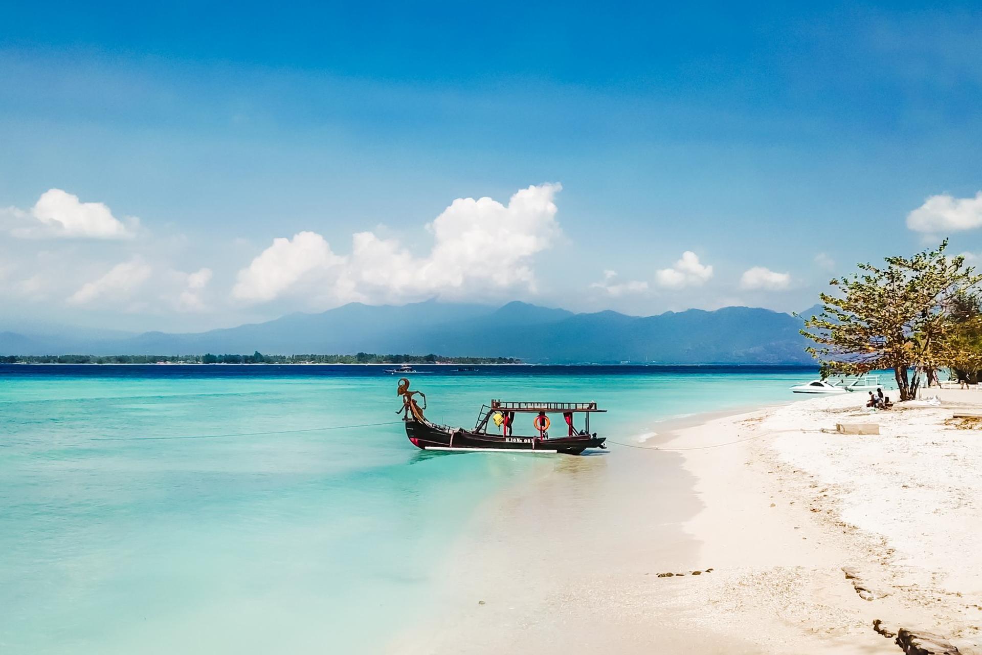 Amazing beach with turquise water in Gili Air in partly cloudy weather