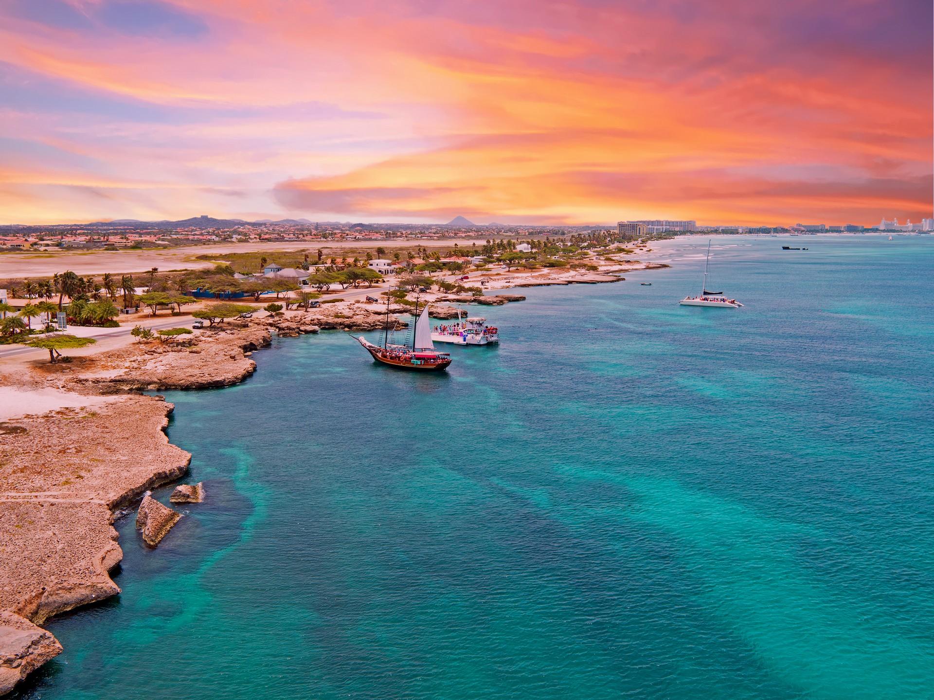 Beach with turquise sea in Aruba at dawn