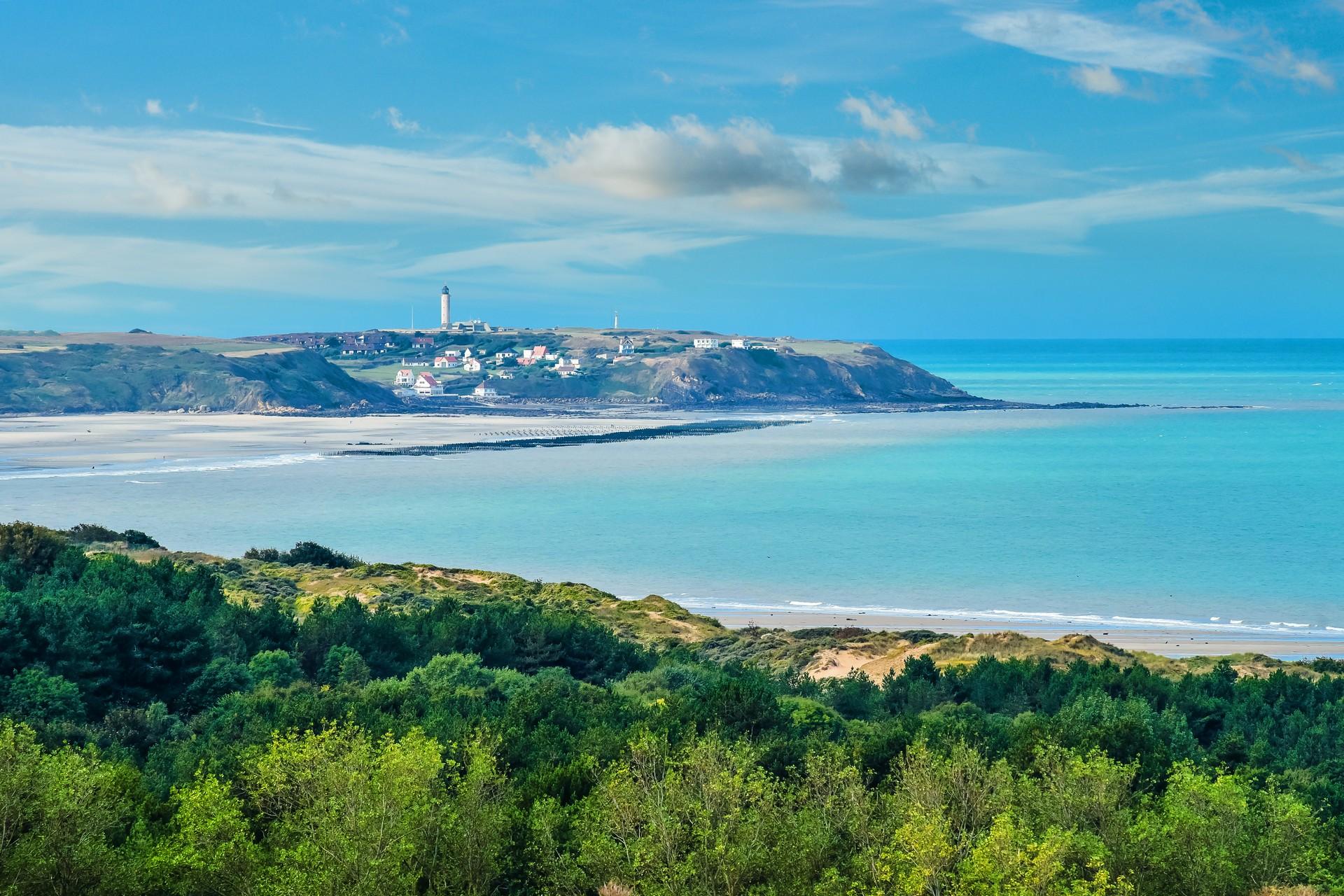 Beach and architecture near Boulogne-sur-Mer in sunny weather with few clouds