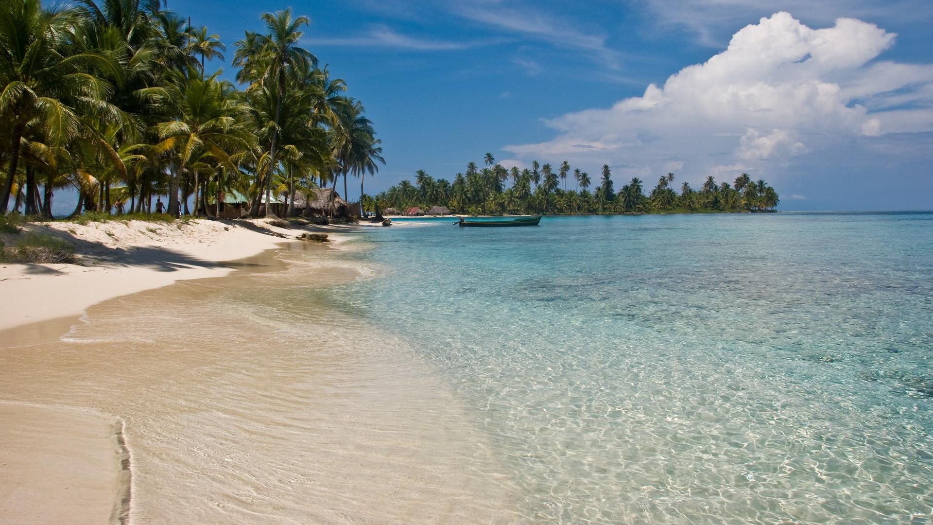 Boat in San Blas in sunny weather with few clouds