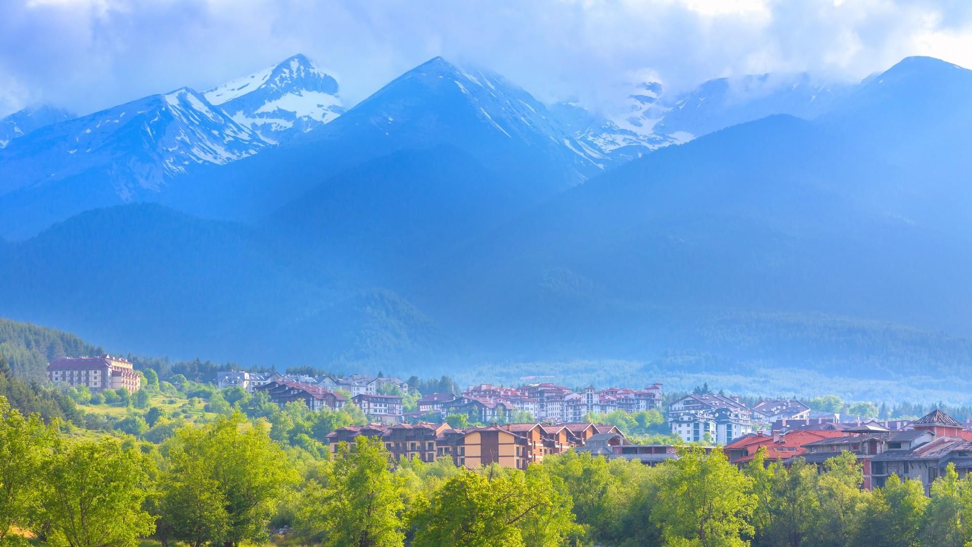 Mountain range in Bansko with cloudy sky