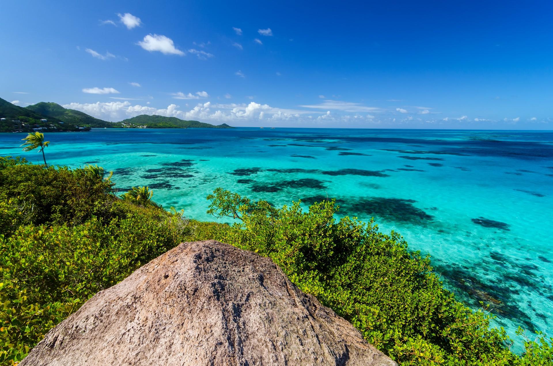 Beach with turquise water in San Andrés in sunny weather with few clouds