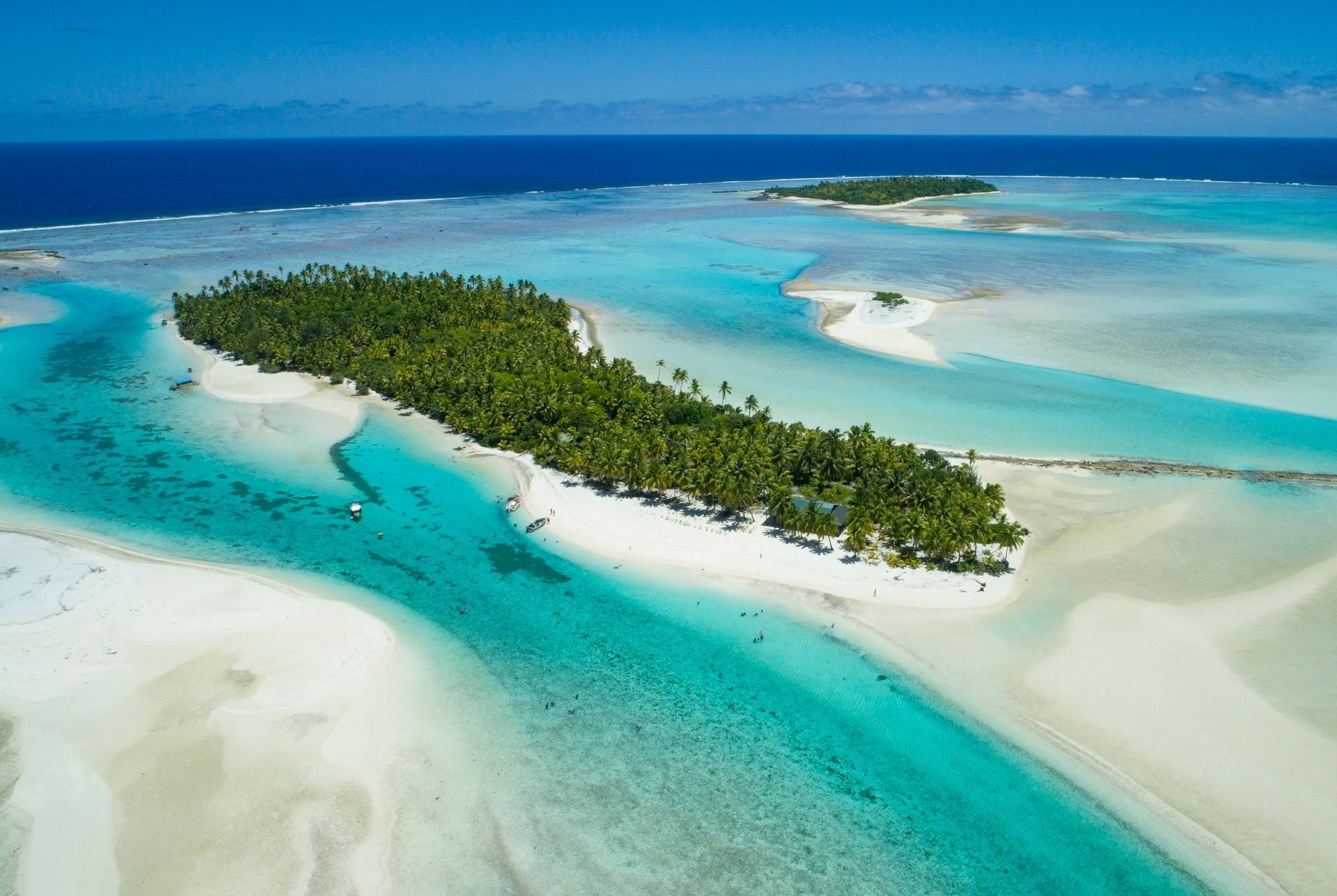 Beach with turquise sea in Aitutaki with nice weather and blue sky